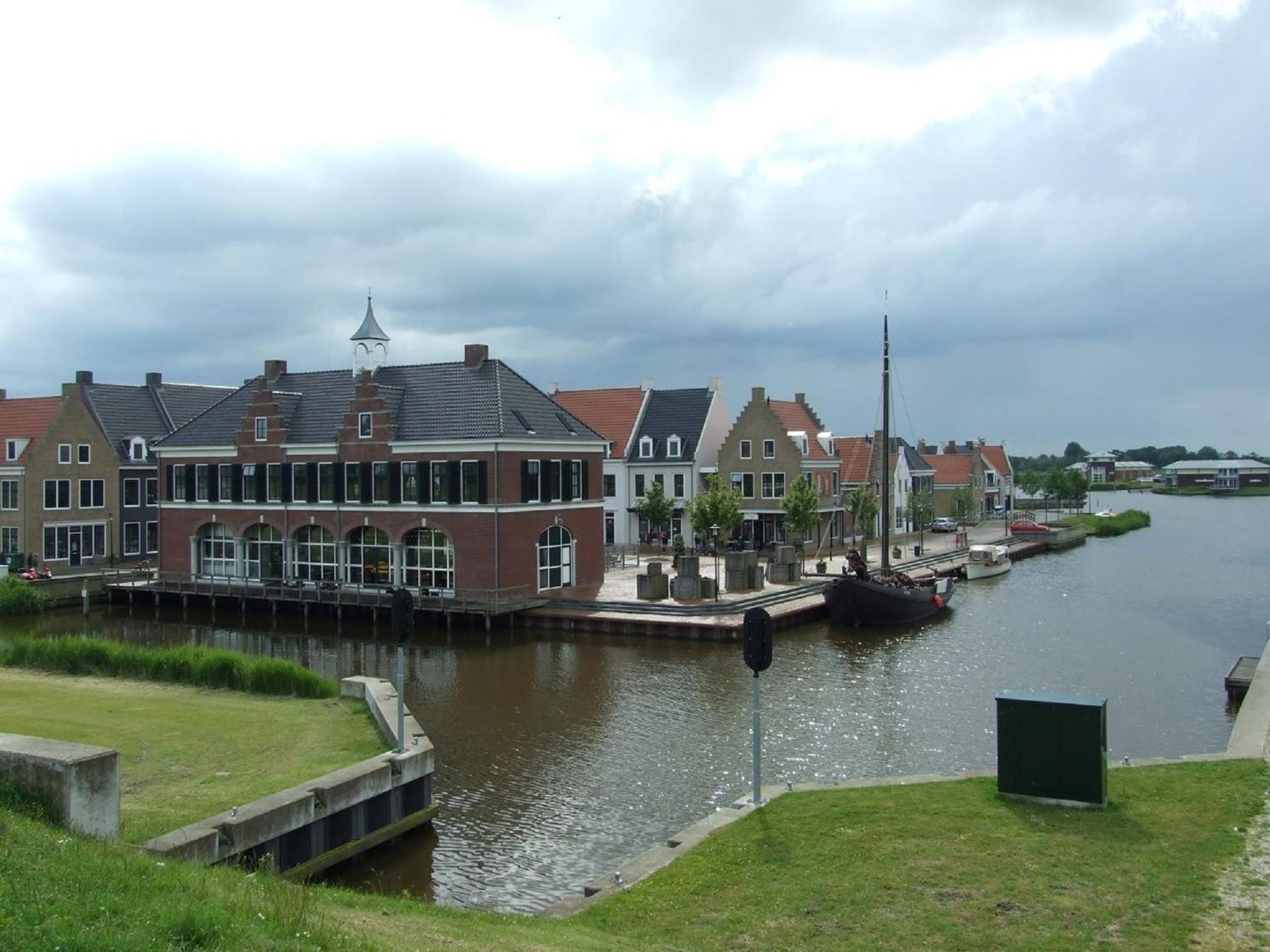 Grachthaus 6Pers House With A Private Terrace And Garden By The Lauwersmeer Villa Anjum Exteriör bild